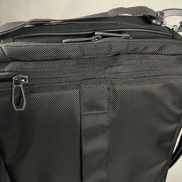 Thule Accent Convertible Laptop Bag Backpack 17L Business Travel Ballistic Nylon - Picture 3 of 16